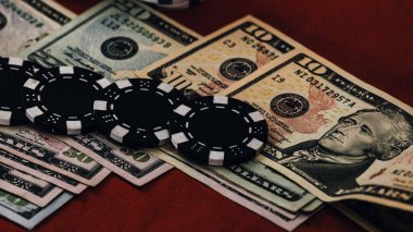Yüksek bahisli kumarhane oyunları için bir yığın poker fişi.
