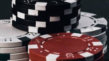 Yüksek bahisli kumarhane oyunları için bir yığın poker fişi.