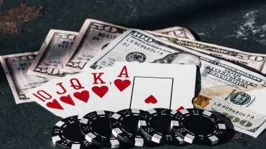 Yüksek bahisli kumarhane oyunları için bir yığın poker fişi.