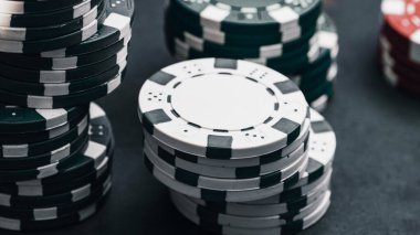 Yüksek bahisli kumarhane oyunları için bir yığın poker fişi.