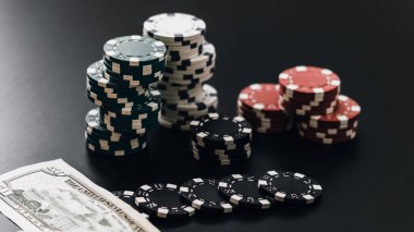 Yüksek bahisli kumarhane oyunları için bir yığın poker fişi.