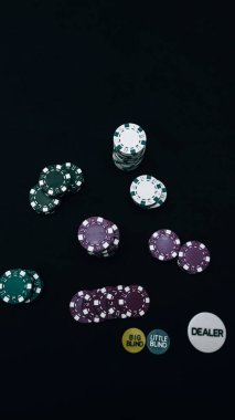 Yüksek bahisli kumarhane oyunları için bir yığın poker fişi.