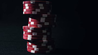 Yüksek bahisli kumarhane oyunları için bir yığın poker fişi.
