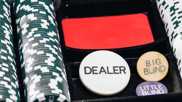 高赌注赌场游戏的扑克筹码堆积如山 — 图库照片