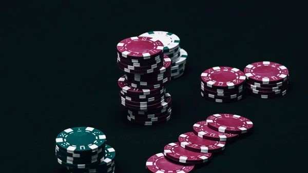 Yüksek Bahisli Kumarhane Oyunları Için Bir Yığın Poker Fişi — Stok fotoğraf