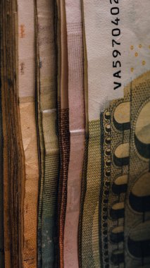 Yüksek bahisli kumarhane oyunları için bir yığın poker fişi.