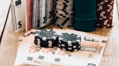 Yüksek bahisli kumarhane oyunları için bir yığın poker fişi.