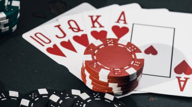 Yüksek bahisli kumarhane oyunları için bir yığın poker fişi.