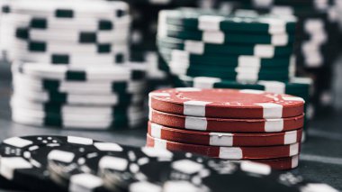 Yüksek bahisli kumarhane oyunları için bir yığın poker fişi.