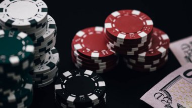 Yüksek bahisli kumarhane oyunları için bir yığın poker fişi.