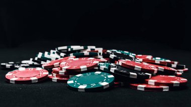 Yüksek bahisli kumarhane oyunları için bir yığın poker fişi.