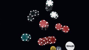 Yüksek bahisli kumarhane oyunları için bir yığın poker fişi.