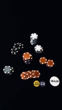 Yüksek bahisli kumarhane oyunları için bir yığın poker fişi.