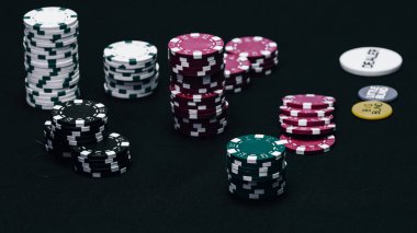 Yüksek bahisli kumarhane oyunları için bir yığın poker fişi.