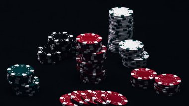 Yüksek bahisli kumarhane oyunları için bir yığın poker fişi.