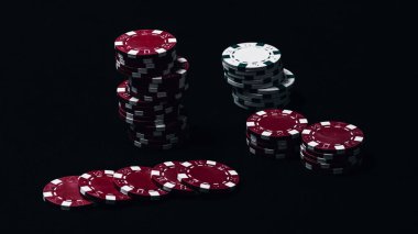 Yüksek bahisli kumarhane oyunları için bir yığın poker fişi.