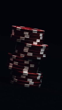 Yüksek bahisli kumarhane oyunları için bir yığın poker fişi.