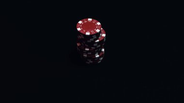 Yüksek bahisli kumarhane oyunları için bir yığın poker fişi.