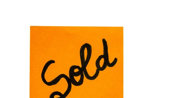 Eladott Kézírás Szöveg Közel Elszigetelt Narancssárga Papír Másolási Hely — Stock Fotó