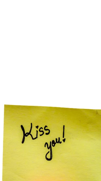 Csók Kézírás Szöveg Közeli Elszigetelt Sárga Papíron Másolási Hely — Stock Fotó