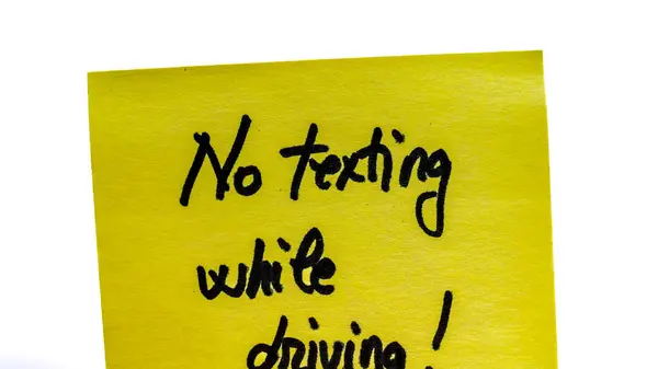공간이 노란색 종이에 문자를 분리하여 운전하는 메시지를 보내지 않는다 — 스톡 사진
