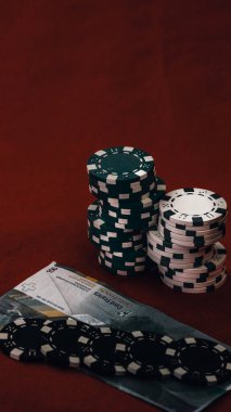 Yüksek bahisli kumarhane oyunları için bir yığın poker fişi.