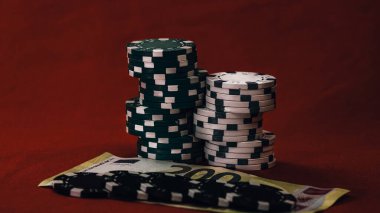 Yüksek bahisli kumarhane oyunları için bir yığın poker fişi.