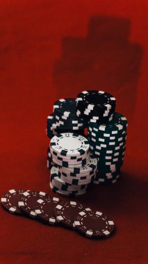 Yüksek bahisli kumarhane oyunları için bir yığın poker fişi.
