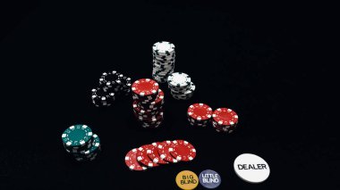 Yüksek bahisli kumarhane oyunları için bir yığın poker fişi.