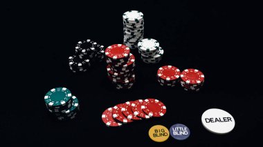 Yüksek bahisli kumarhane oyunları için bir yığın poker fişi.