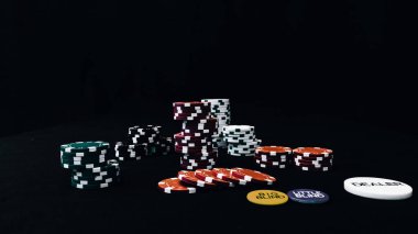 Yüksek bahisli kumarhane oyunları için bir yığın poker fişi.