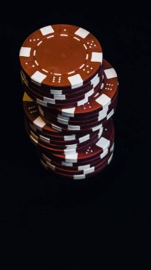 Yüksek bahisli kumarhane oyunları için bir yığın poker fişi.