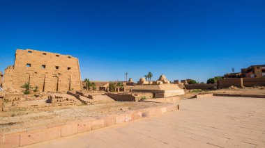 Lüks ve Mısırdaki Karabak tapınağının eski kalıntıları