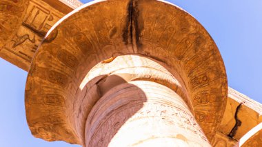 Lüks ve Mısırdaki Karabak tapınağının eski kalıntıları