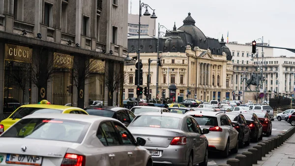 保险杠 2023年罗马尼亚布加勒斯特高峰时段的城市交通拥挤 — 图库照片