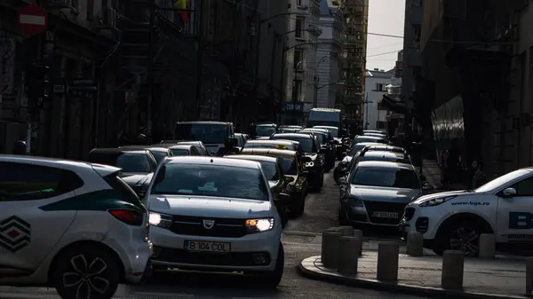 バンパーからバンパーへ ルーマニアのブカレストでのピーク時の都市交通渋滞 2023 — ストック写真