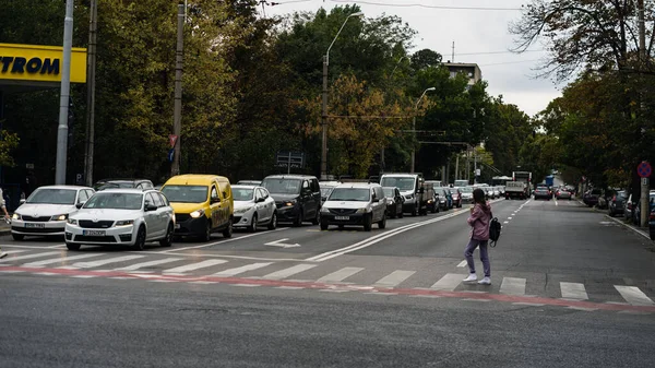 バンパーからバンパーへ ルーマニアのブカレストでのピーク時の都市交通渋滞 2023 — ストック写真