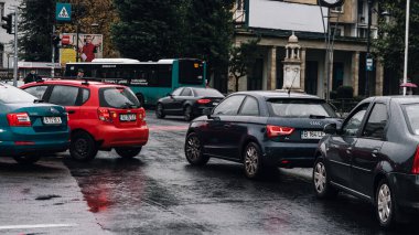Romanya 'nın Bükreş kentinde yoğun trafik yoğunluğu