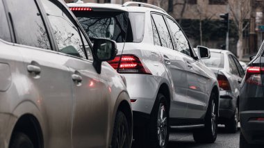 Romanya 'nın Bükreş kentinde yoğun trafik yoğunluğu