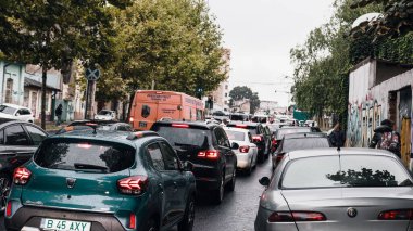 Romanya 'nın Bükreş kentinde yoğun trafik yoğunluğu