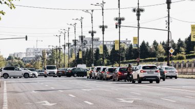 Romanya 'nın Bükreş kentinde yoğun trafik yoğunluğu