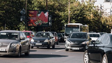 Romanya 'nın Bükreş kentinde yoğun trafik yoğunluğu