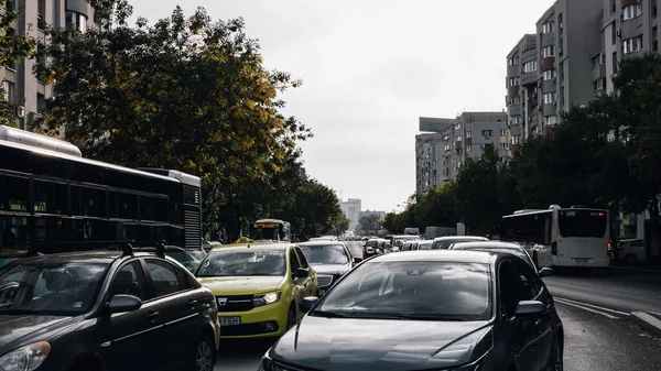 Αστική Κυκλοφοριακή Συμφόρηση Κατά Την Ώρα Αιχμής Στο Βουκουρέστι Της — Φωτογραφία Αρχείου