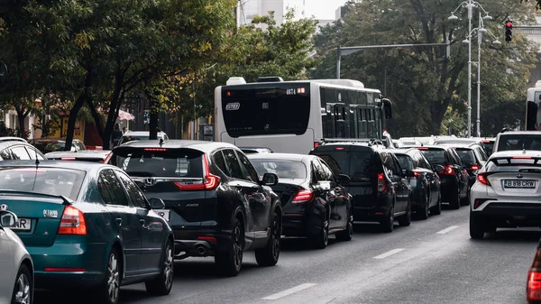 Romanya 'nın Bükreş kentinde yoğun trafik yoğunluğu