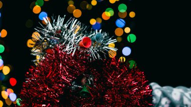 Noel süsleri. Renkli Noel ışıkları arka planı