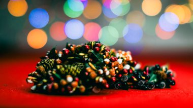 Noel süsleri. Renkli Noel ışıkları arka planı