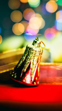 Noel süsleri. Renkli Noel ışıkları arka planı