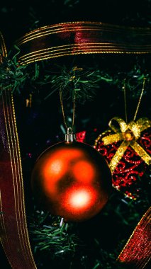 Noel süsleri. Renkli Noel ışıkları arka planı