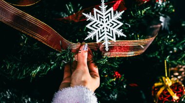 Noel süsleri. Renkli Noel ışıkları arka planı