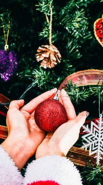 Noel süsleri. Renkli Noel ışıkları arka planı